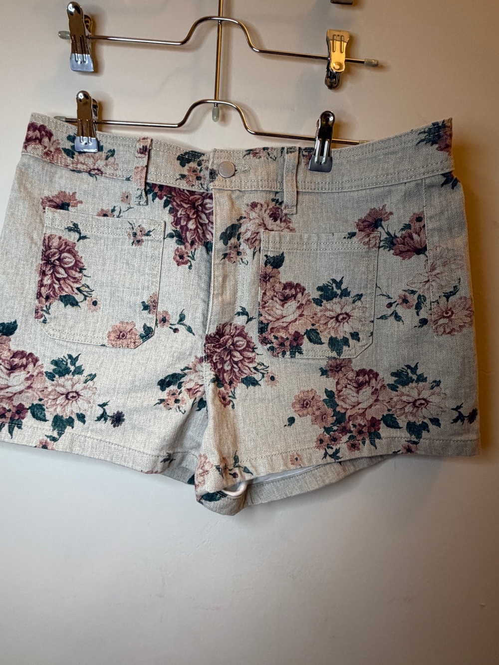 Universal Thread Floral Jean Shorts - Beige with Mauve & Green Flowers